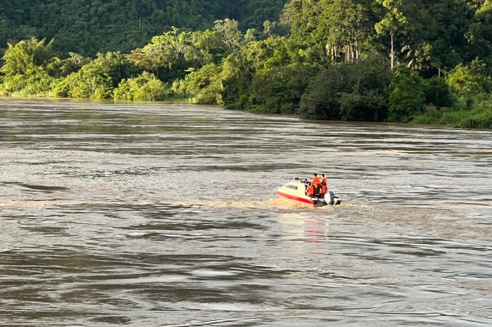 Photo taken on March 7 shows the rescue team searching the area where the boat had capsized. — Picture courtesy of Malaysian Fire and Rescue Department via The Borneo Post