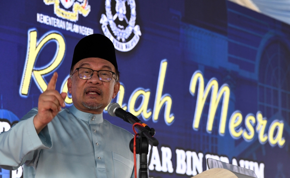 Prime Minister Datuk Seri Anwar Ibrahim said the people are beginning to lose confidence with opposition parties especially Parti Bersatu, after several Members of Parliament and an assemblyman of Perikatan Nasional stated their support for the government. — Bernama pic