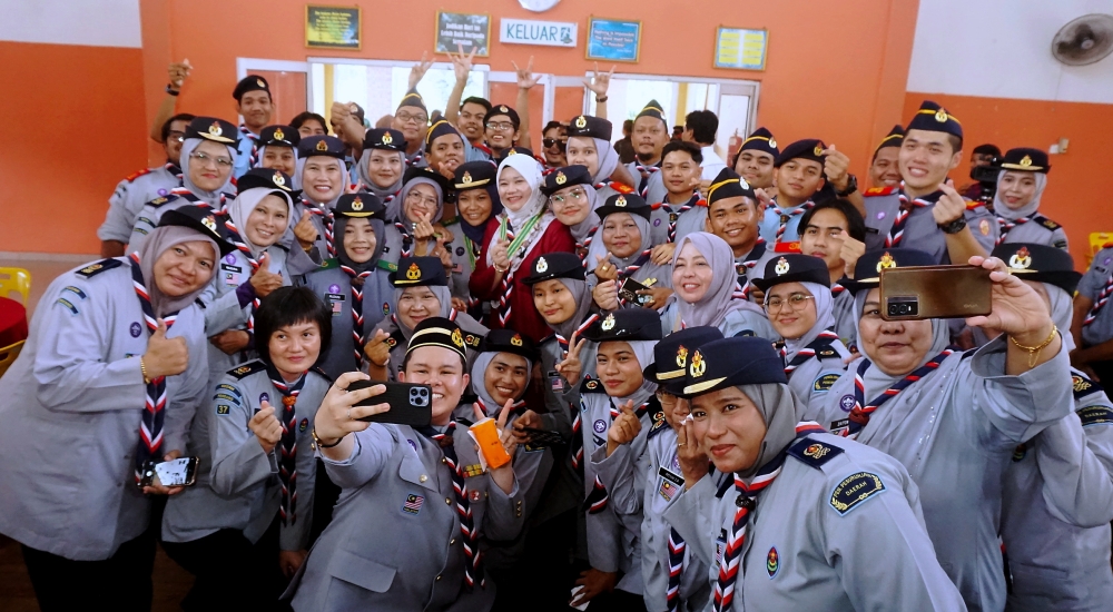 Education Minister Fadhlina Sidek (in red) poses for a picture with scouts after the Star and Medal Presentation Ceremony to commemorate the 100th anniversary of Kedah Scouts during the state Scout Teachers’ Aspiration Ceremony in Gurun March 9, 2024. — Bernama pic