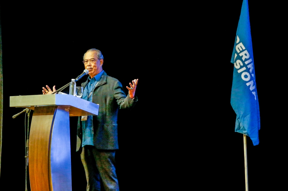 Perikatan Nasional (PN) chairman Tan Sri Muhyiddin Yassin today questioned the government’s plan to contact the Dewan Rakyat Speaker over allegedly misleading remarks by Opposition lawmakers in Parliament, calling this interference with the independence of the legislature. — Picture by Hari Anggara