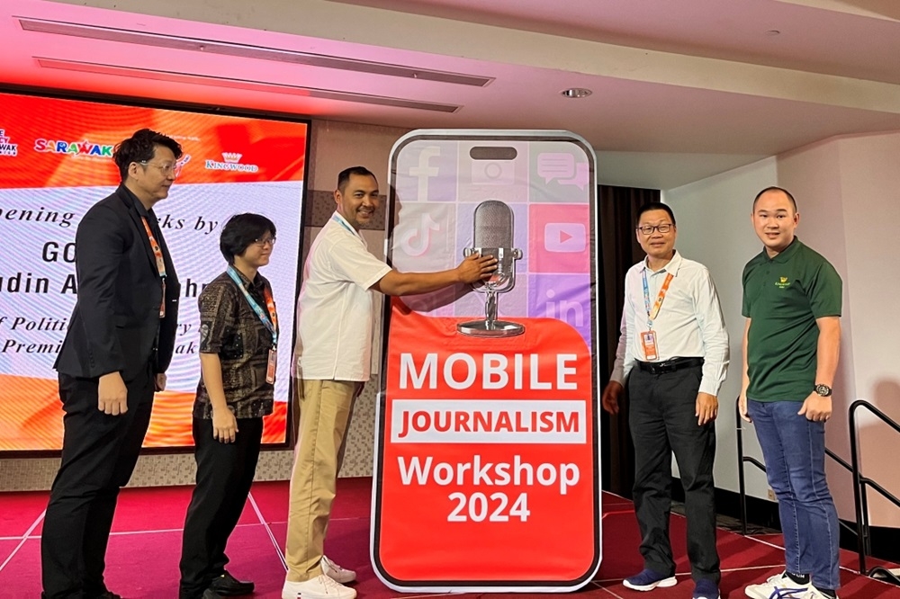 Chief Political Secretary to the Premier Fazzrudin Abdul Rahman (3rd left), Mobile Journalism Workshop chairperson Jane Moh (2nd left) and others perform the gimmick to mark the opening ceremony for the Mobile Journalism Workshop 2024 here yesterday. — The Borneo Post pic