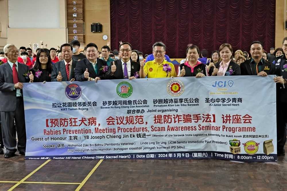 Bukit Assek assemblyman Joseph Chieng, flanked by Desmond Chieng (front, 5th left) and David Teo, joins others in a group photo session. — The Borneo Post pic