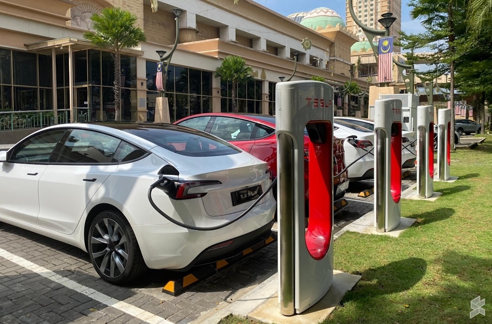 The Minister of Investment, Trade, and Industry Datuk Seri Tengku Zafrul Abdul Aziz has previously said Tesla is required to install at least 50 Superchargers within 3 years of setting up its operation in Malaysia. At the moment, the company has surpassed more than half of the requirements. — SoyaCincau pic 