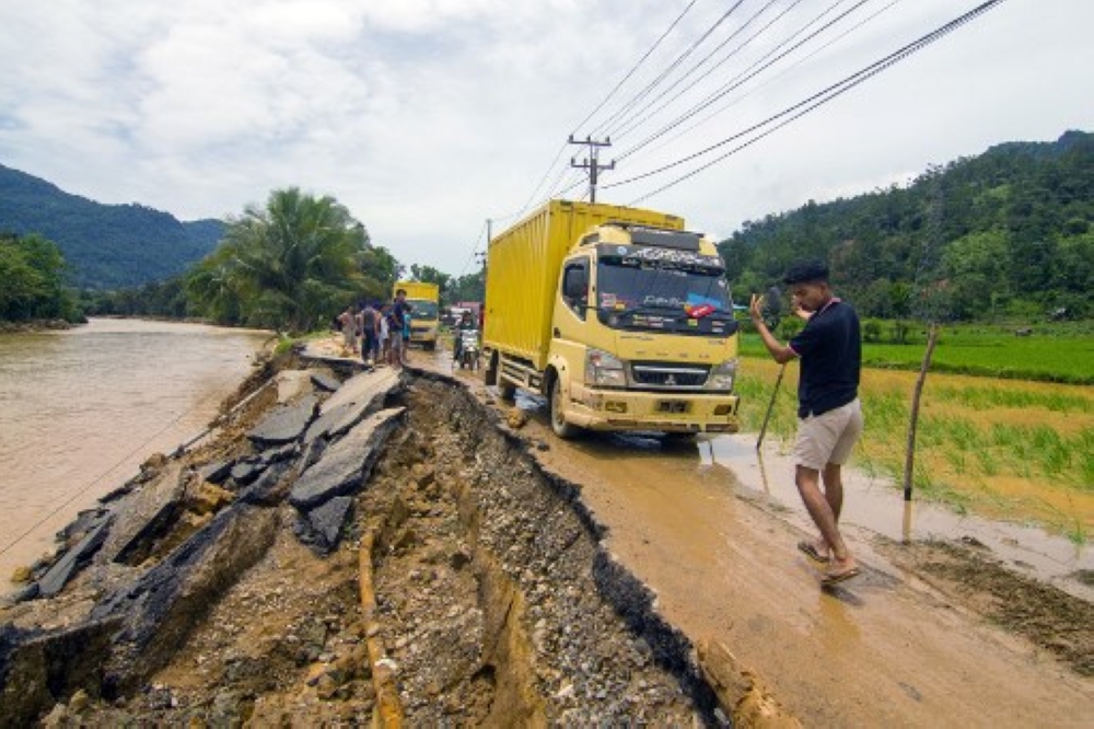At least 18 people were killed and five others were missing after flash floods and a landslide on the Indonesian island of Sumatra, a local official said yesterday. — AFP pic