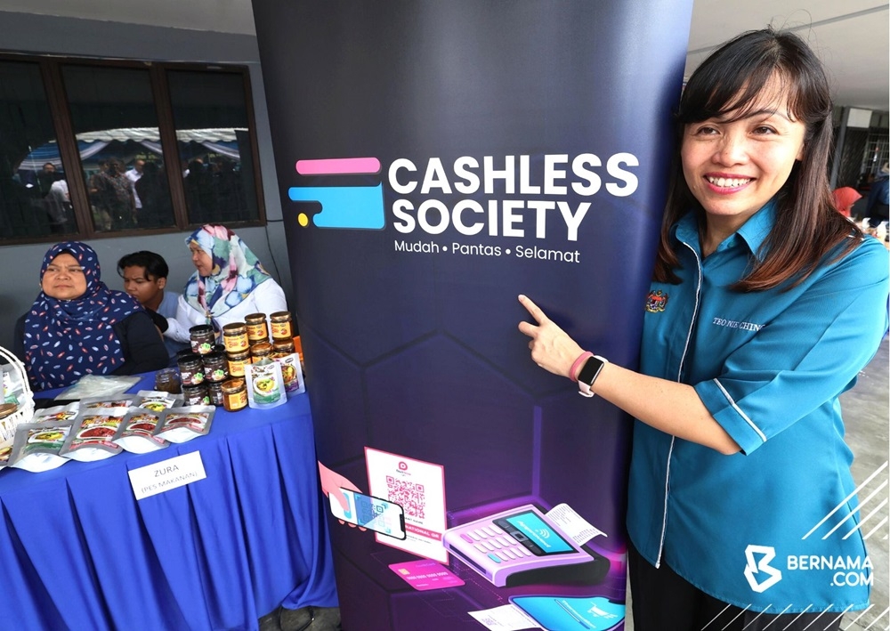 Deputy Communications Minister Teo Nie Ching said that MCMC’s Cashless Society programme has recorded 20,035 cashless transactions as of February this year. — Picture via X/Bernama 