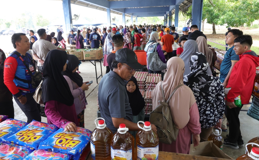 People line up to buy Rahmah sale items in preparation for Ramadan at the Madani Rahmah Sale Programme at the Sabah General Operations Force (PGA) Headquarters’ parade ground in Kinarut, Sabah, March 10, 2024. — Bernama pic 