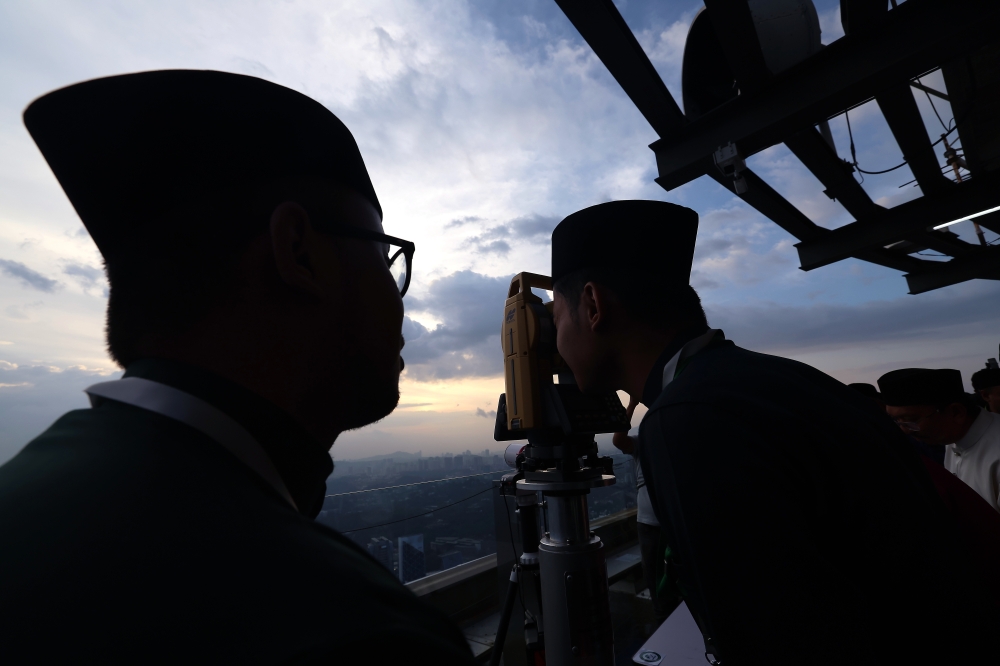 Members of the committee in Federal Territory observe the moon at the Official Ramadan Crescent Observation Ceremony 1445 Hijrah at Menara Kuala Lumpur, March 10, 2024. — Bernama pic 