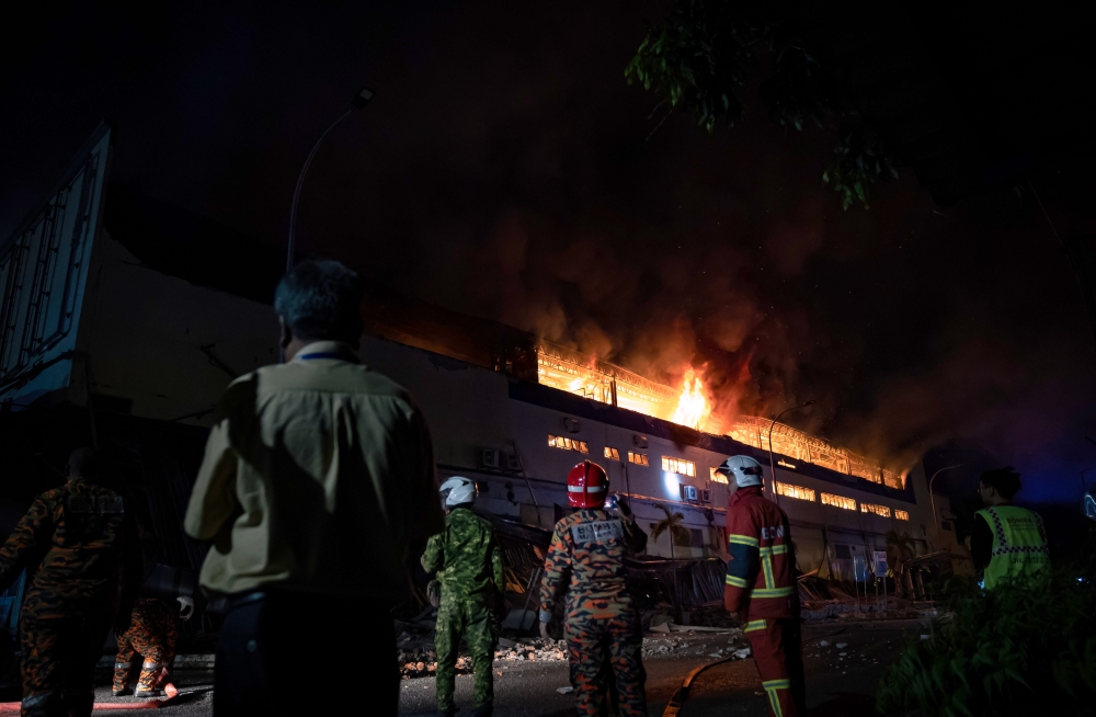 The fire at the Mydin hypermarket in Manjoi has been brought under control as of midnight. ¬— Bernama pic
