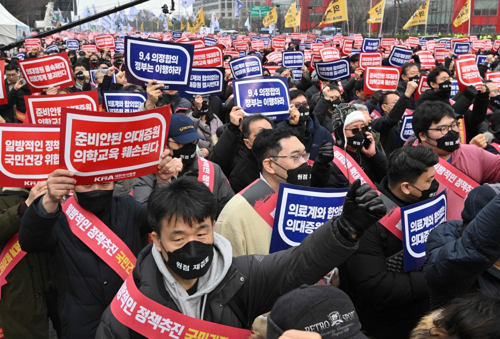 South Korea said today it had started procedures to suspend the medical licences of 4,900 junior doctors who have resigned and stopped working to protest government medical training reforms, causing healthcare chaos. — AFP pic