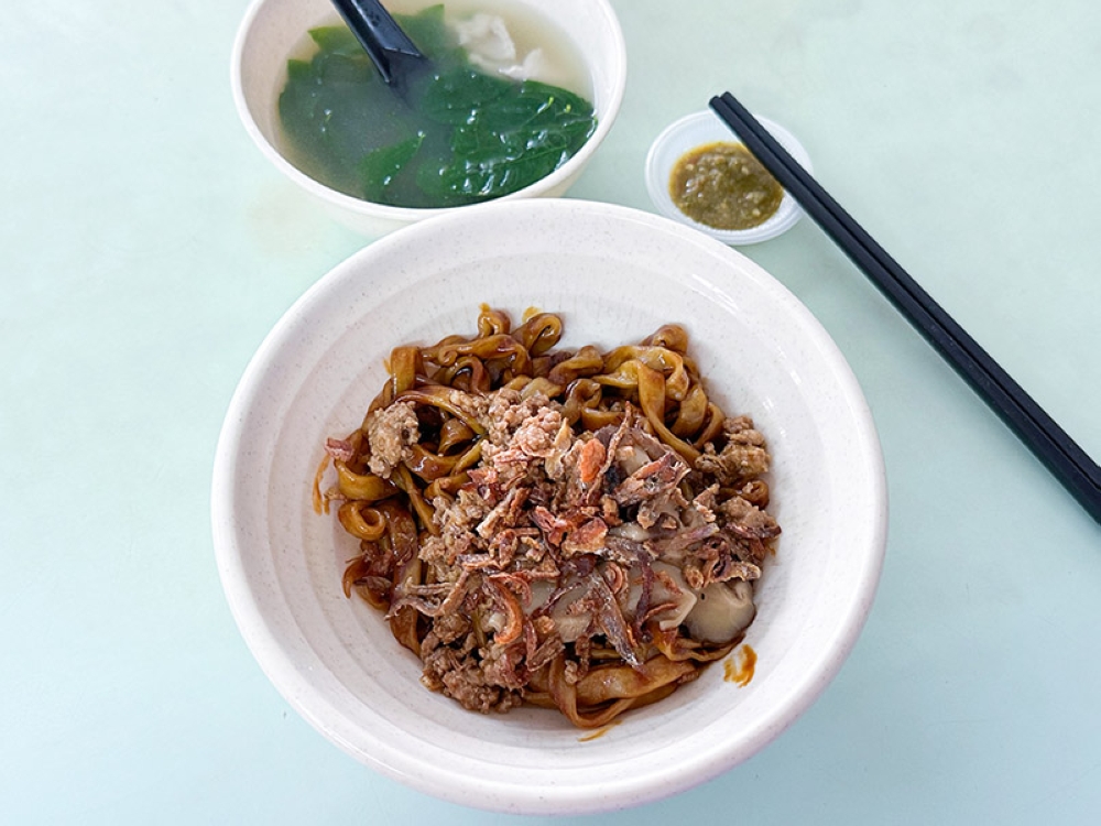 The dry version of 'pan mee' is topped with minced meat, 'ikan bilis' and this slightly sweet, savoury sauce