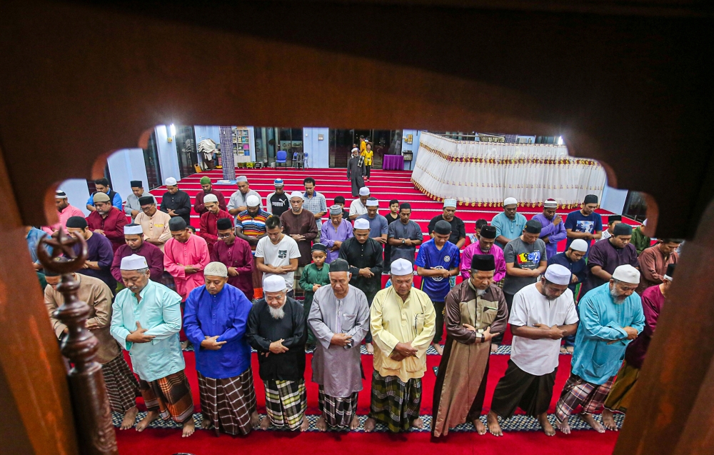 Muslim worshippers perform tarawih prayers on the eve of Ramadan at As Syakirin Ulu Kuang Chemor Mosque in Ipoh, March 11, 2024. — Picture By Farhan Najib