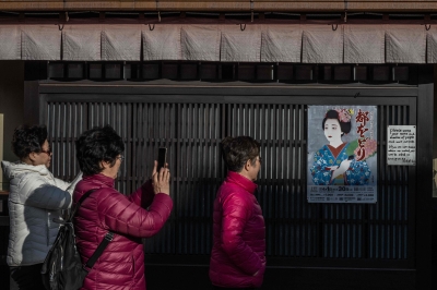 Kyoto seeks to guard geishas from tourist ‘paparazzi’