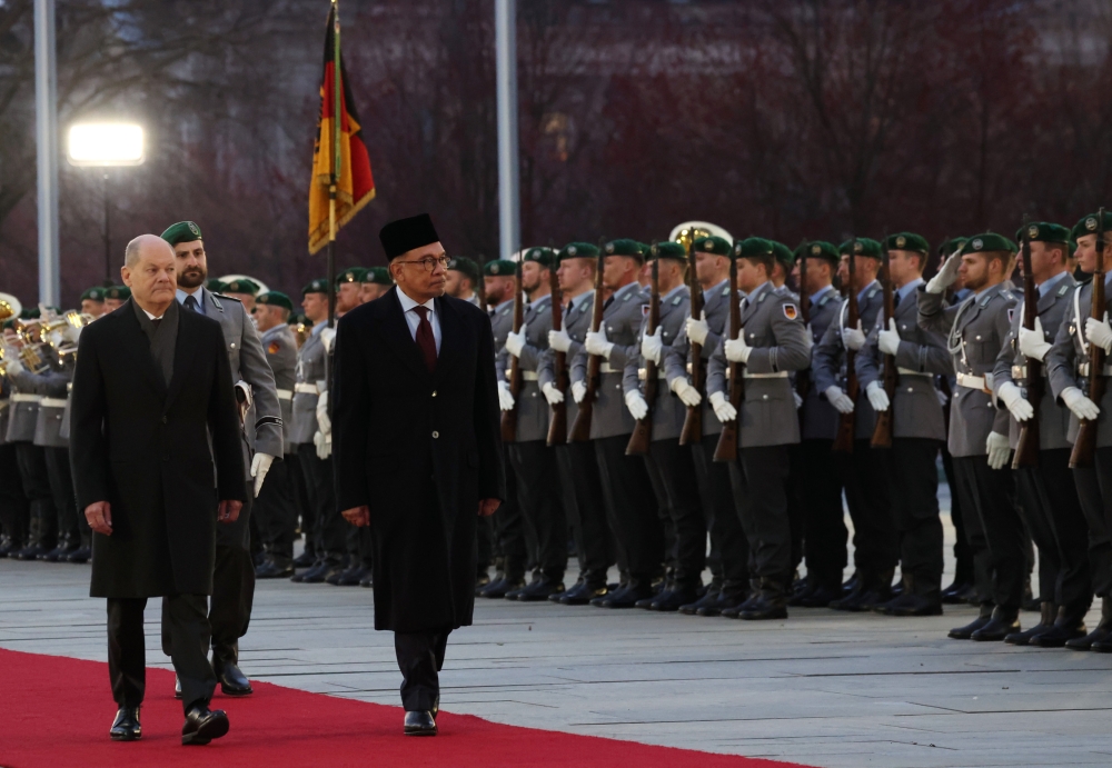 Prime Minister Datuk Seri Anwar Ibrahim and German counterpart Chancellor Olaf Scholz  inspect the guard of honour mounted by the Wachbataillon of the Bundeswehr in Berlin March 12, 2024. ― Bernama pic