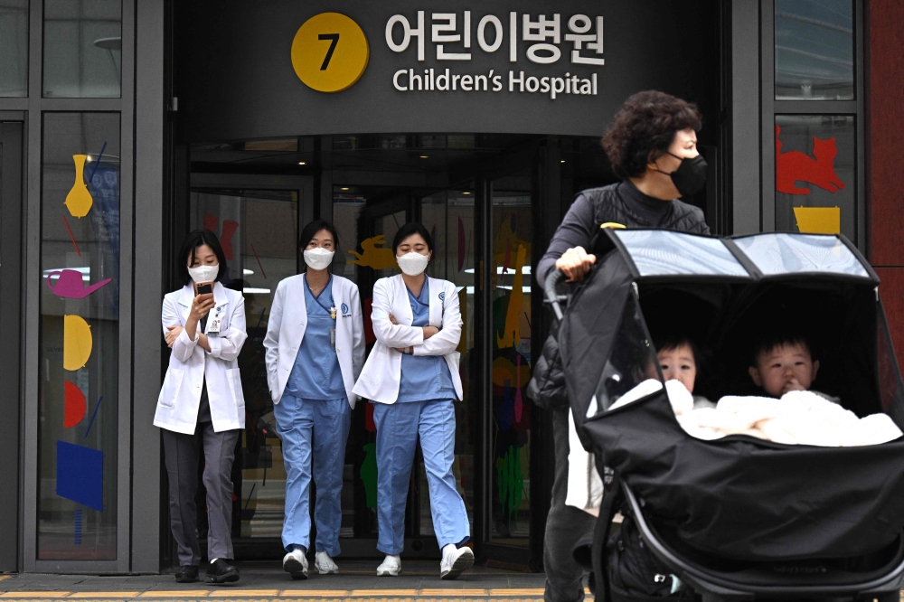 Health Minister Cho Kyoo-hong today urged professors — who are also senior doctors in many hospitals — to help their striking colleagues return to work, not join them at the barricades. — AFP pic