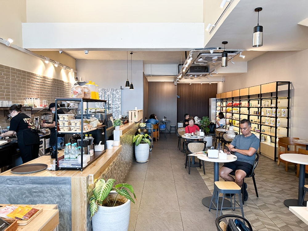 With its comfortable surroundings, the eatery draws a diverse crowd like neighbourhood ladies having their morning cuppa and office workers for lunch time