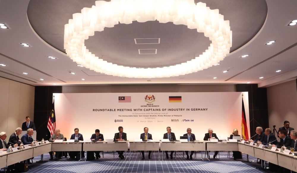 Prime Minister Datuk Seri Anwar Ibrahim (centre) during a roundtable meeting with more than 35 captains of industry and businesses in Berlin March 13, 2024. ― Bernama pic