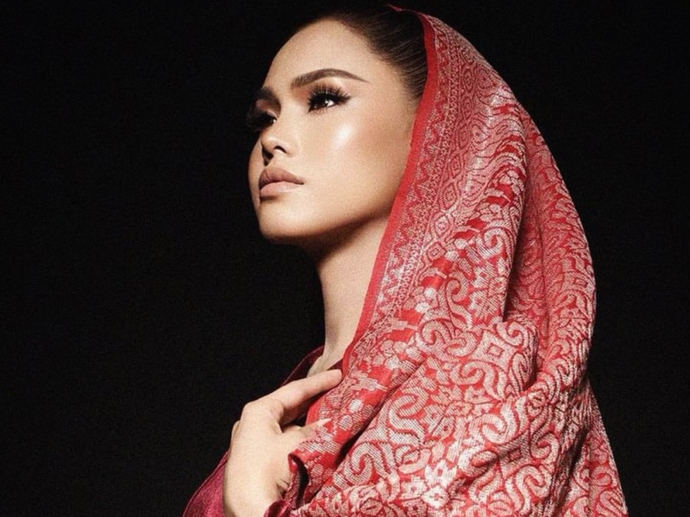 Bella Astillah was met by reporters at the Federal Territories Syariah Court in Jalan Duta around noon today.—Picture via Instagram/ Bella Astillah.