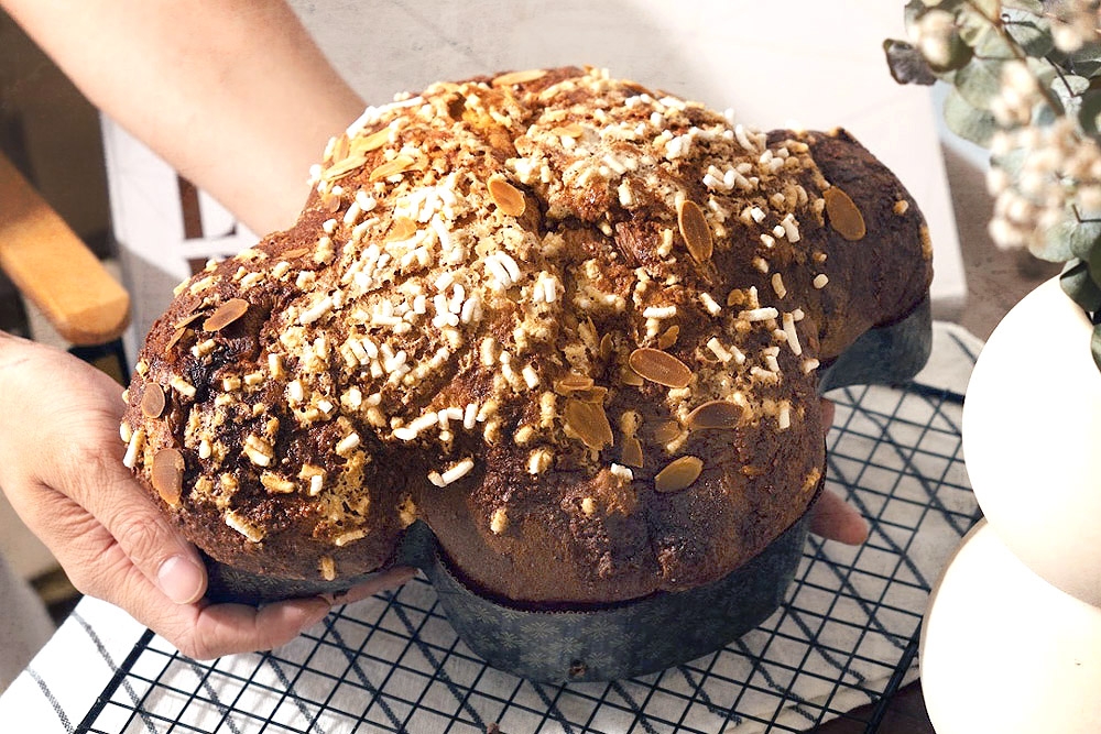 Colomba Limone e Miltillo features candied lemon peel, blueberries, cinnamon and poppy seeds.