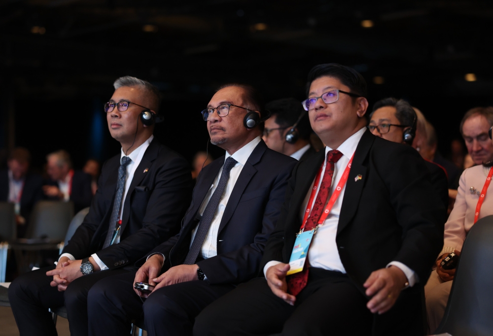 (from left) Minister of Investment, Trade and Industry Datuk Seri Tengku Zafrul Tengku Abdul Aziz, Prime Minister Datuk Seri Anwar Ibrahim and Minister of Entrepreneur and Cooperatives Development Datuk Ewon Benedick at the SME Future Day 2024 in Berlin March 14, 2024. — Bernama pic
