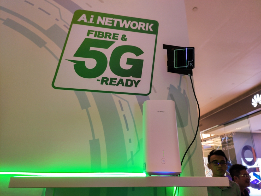 Maxis Bhd and Huawei Technologies (Malaysia) Sdn Bhd have inked a memorandum of understanding (MoU) to work on a 5G-Advanced (5.5G) acceleration programme. — SoyaCincau pic