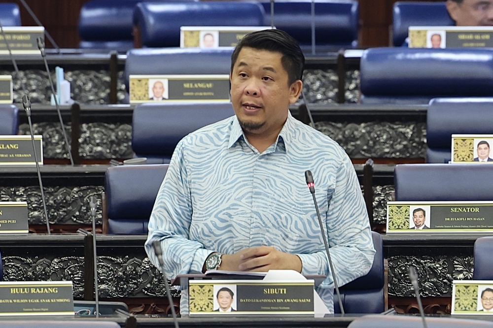 Deputy Health Minister Datuk Lukanisman Awang Sauni during the question and answer session. — Bernama pic