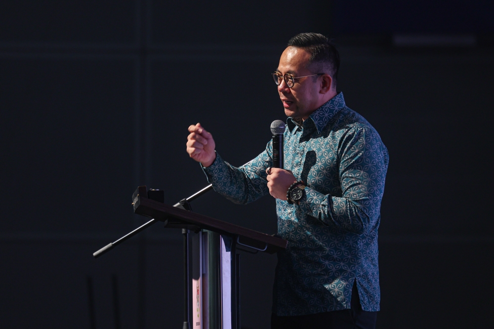 Human Resources Minister Steven Sim Chee Keong explained that this adjustment necessitates an amendment to the Act, and if sanctioned, it could benefit approximately 720,600 women. — Bernama pic 