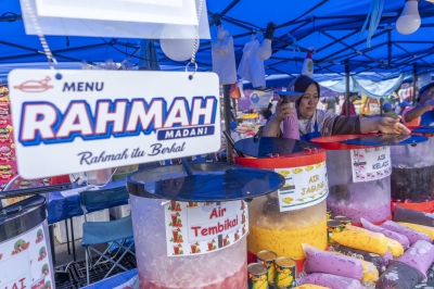 In Putrajaya, Ramadan bazaar traders carry on offering Menu Rahmah despite rise in imported ingredient costs
