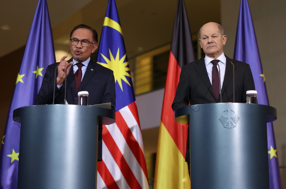 Malaysian Prime Minister Anwar Ibrahim’s criticism on Western countries’ lack of action against Israel’s atrocities in Gaza has drawn support from prominent figures across various fields globally. — Bernama pic