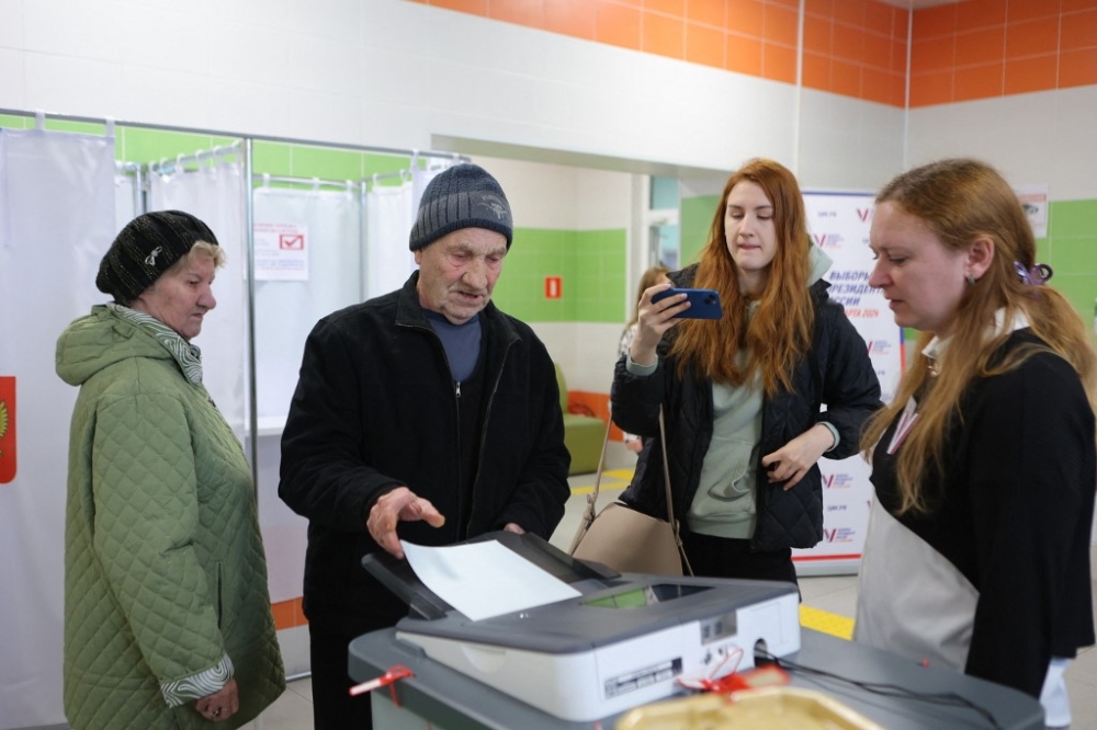 A man votes in Russia’s presidential election in Belgorod on March 15, 2024. — AFP pic