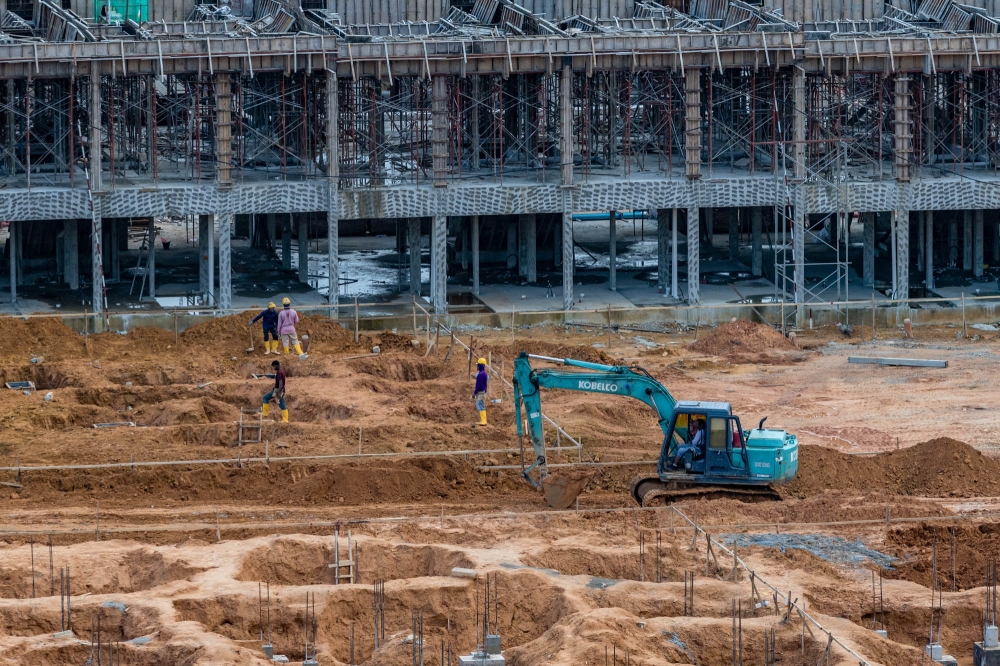 Workers at a construction site in Masai, Johor January 16. Binastra Builders Sdn Bhd has secured a RM369.95 million construction contract from Exsim Jalil Link Sdn Bhd. — Picture by Firdaus Latif