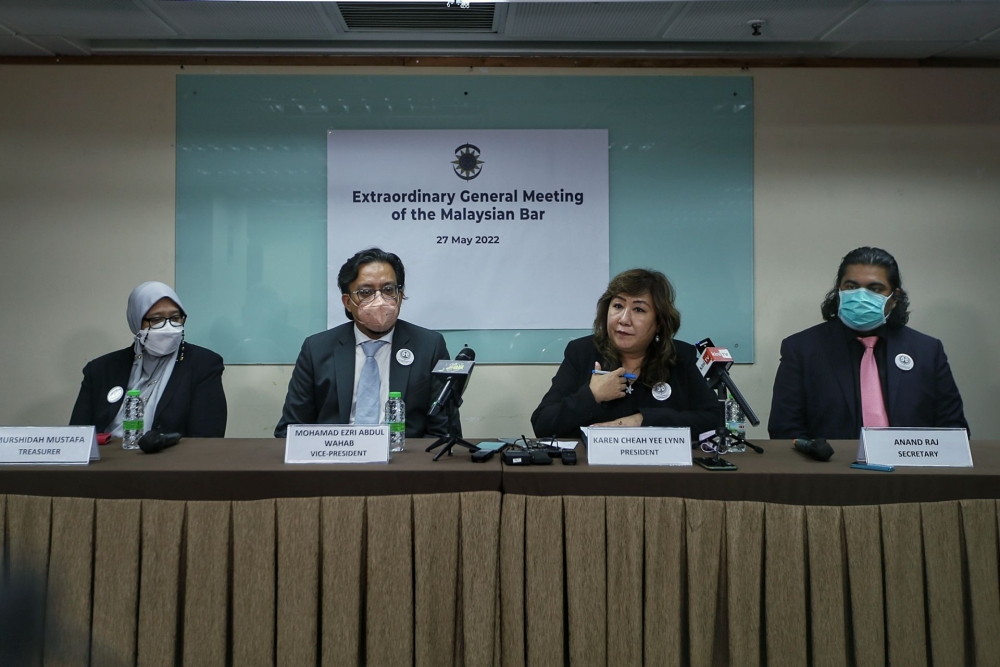 Outgoing Malaysian Bar president Karen Cheah (third from left), vice-president Mohamad Ezri Abdul Wahab, secretary Anand Raj and treasurer Murshidah Mustafa have served in their positions for two consecutive years now, namely 2022/2023 and 2023/2024. This would mean the top three posts are expected to see changes today. — File pic by Ahmad Zamzahuri