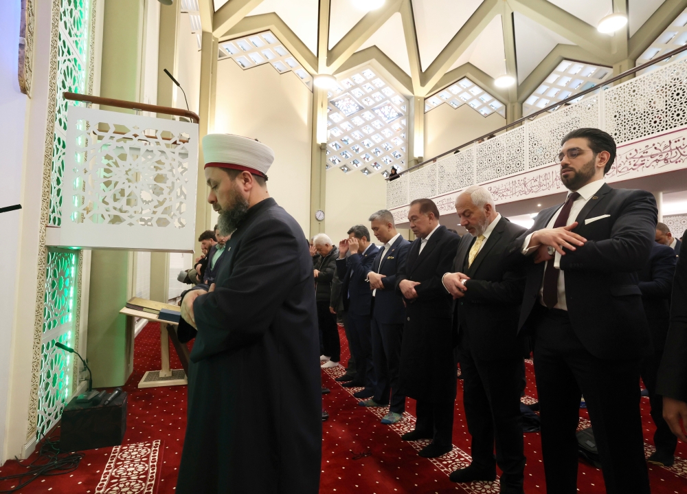 Prime Minister Datuk Seri Anwar Ibrahim today performed Friday prayers at the Al-Nour Mosque in Hamburg, Germany, March 15, 2024. — Bernama pic 