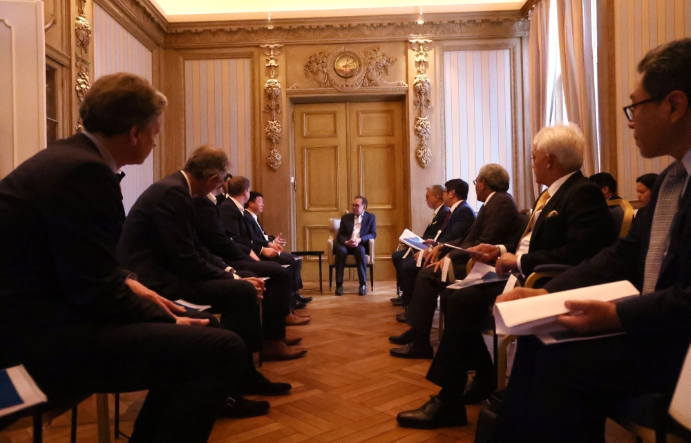 Prime Minister Datuk Seri Anwar Ibrahim during a meeting with top executives of Holland-based semiconductor company Nexperia BV in Hamburg March 16, 2024. — Bernama pic