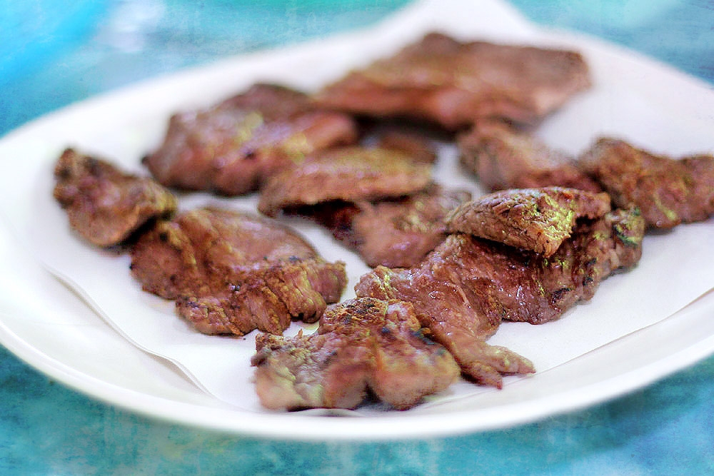 The cooked sliced steak.