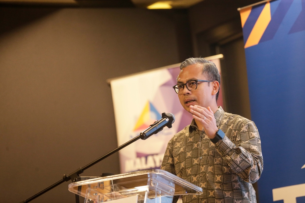 Communications Minister Fahmi Fadzil has reminded the public not to share information on the exchange rate of the ringgit that they aren’t sure of and isn’t verified by official sources. — Picture by Sayuti Zainudin 