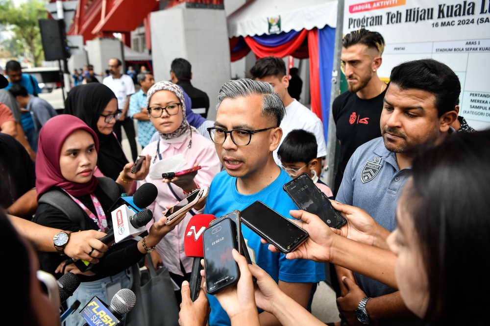 Communications Minister Fahmi Fadzil said Finance Minister II Datuk Seri Amir Hamzah Azizan and Bank Negara Malaysia Governor Datuk Abdul Rasheed Ghaffour have contacted Google on the erroneous exchange rate data of the ringgit against the US dollar yesterday. — Bernama pic