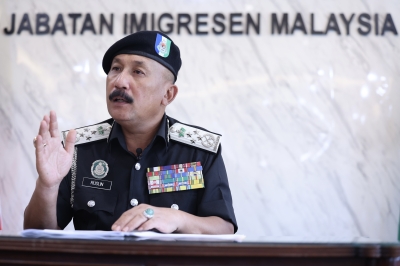 Immigration Dept detains three agents for exploiting Indonesian workers in Selangor