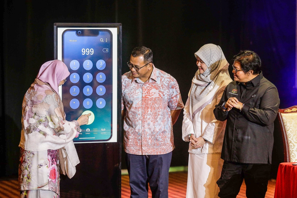 Bandar Tun Razak MP Datuk Seri Dr Wan Azizah Wan Ismail along with Minister in the Prime Minister’s Department (Law and Institution Reformation) Datuk Seri Azalina Othman Said, Education Minister Fadhlina Sidek and Selangor Menteri Besar Datuk Seri Amiruddin Shari encourage the public to call 999 to report crimes during the launch of the Convention to Protect Students from Sexual Exploitation at the Silver Jubilee Hall, SUK Selangor March 16, 2024. — Picture by Sayuti Zainudin