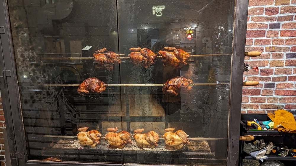 '360º' refers to the revolution the chickens complete on the spit, as seen in the grill that’s at the side of the restaurant.