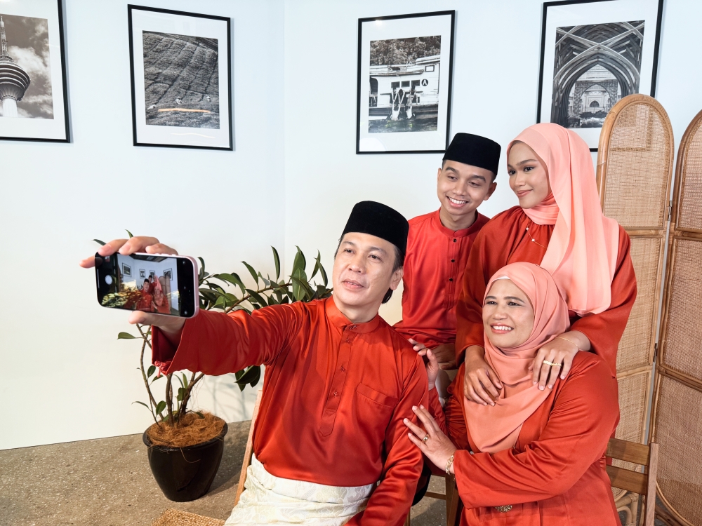 Don't be afraid to experiment and play around with your subjects when getting your Raya group photos and wefies. — Picture by Erna Mahyuni