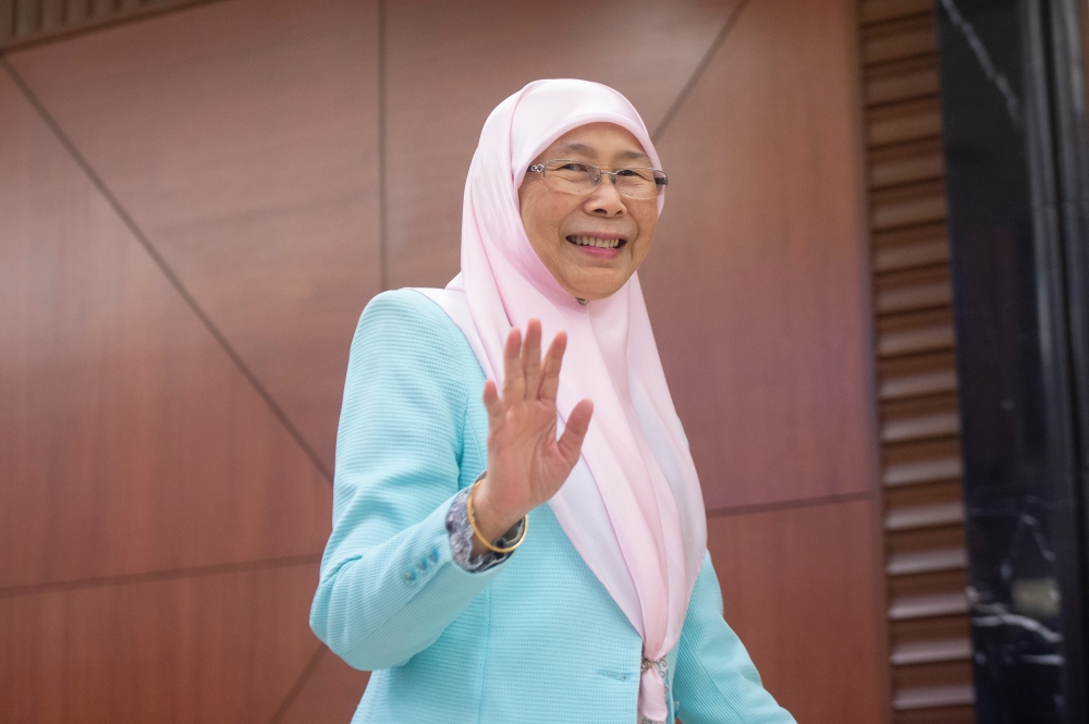 Bandar Tun Razak MP Datuk Seri Dr Wan Azizah Wan Ismail today handed over more than RM200,000 in contribution to mosques and suraus in the constituency to hold various activities throughout Ramadan. — Picture by Shafwan Zaidon 