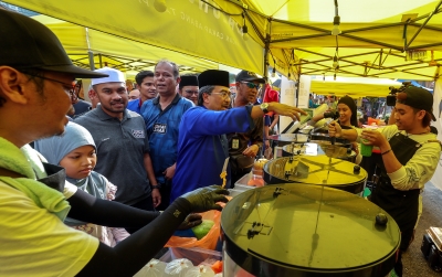 Plantation minister encourages Ramadan bazaar visitors, traders to use cashless transactions