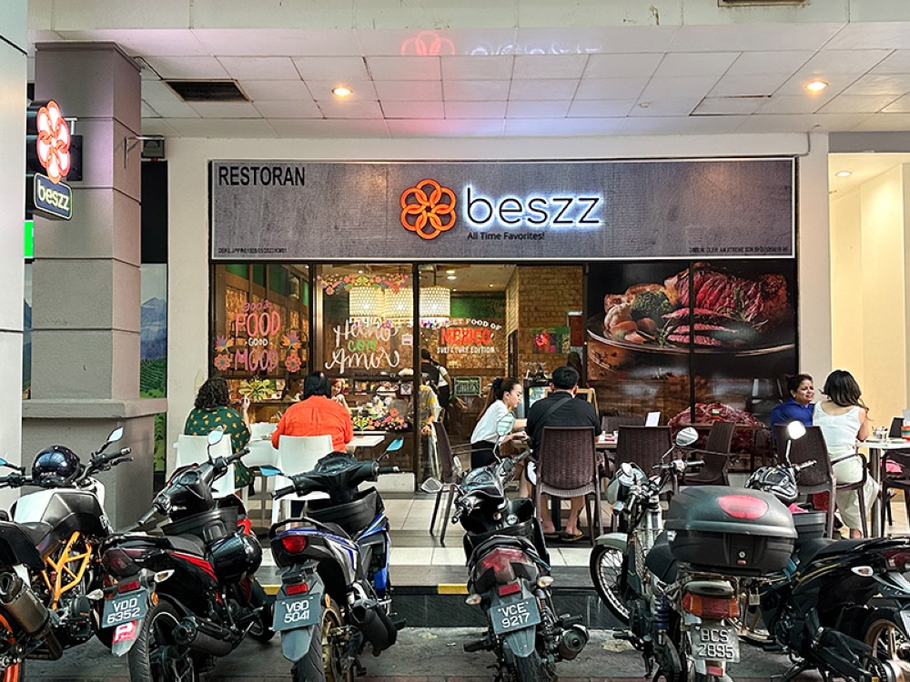 The eatery is sandwiched between Starbucks and Zus Coffee in Hartamas Shopping Centre