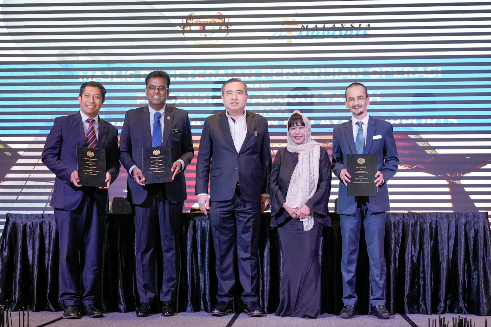 Transport Minister Anthony Loke (centre) during the Agreements Signing Ceremony between the Malaysian government and Malaysia Airports at KLIA, Sepang January 18, 2024. — Picture by Raymond Manuel