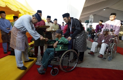 Selangor Sultan opens 77-year-old mosque in Sabak Bernam, breaks fast with villagers