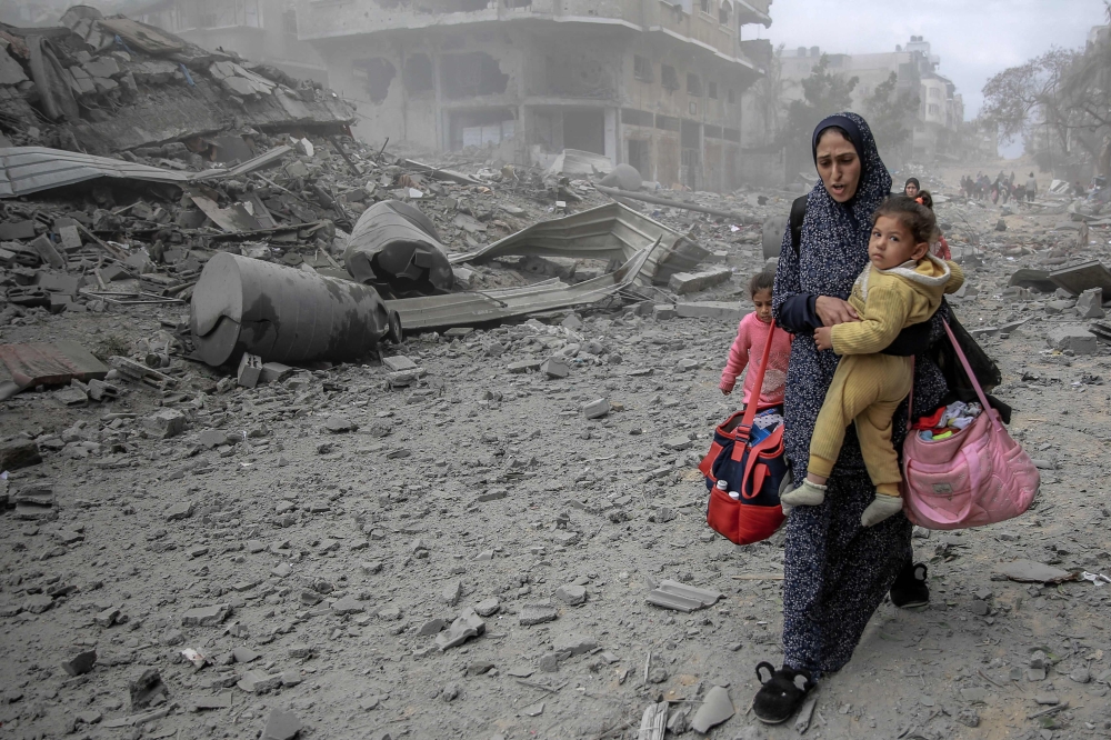 Palestinians fleeing Israel bombings. — AFP pic