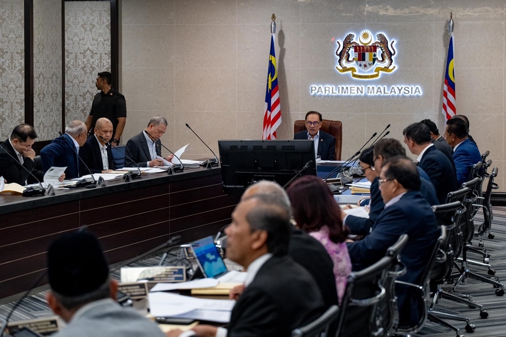 Prime Minister Datuk Seri Anwar Ibrahim said the National Action Council on Cost of Living agreed today to allow the Department of Statistics Malaysia to develop new indicators to measure the cost of living standards down to the district level. — Picture via Facebook/Anwar Ibrahim 