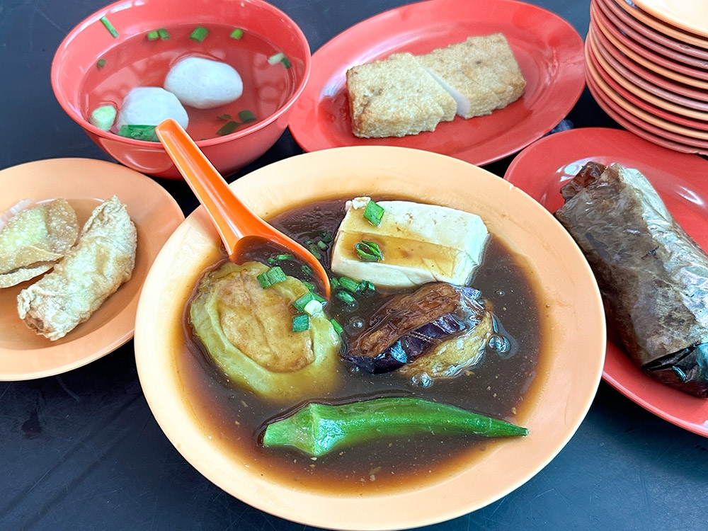 Get a satisfying meal of 'yong tau foo' here with fried items and additional items like Paper Wrap Chicken and Fish Cake — Pictures by Lee Khang Yi