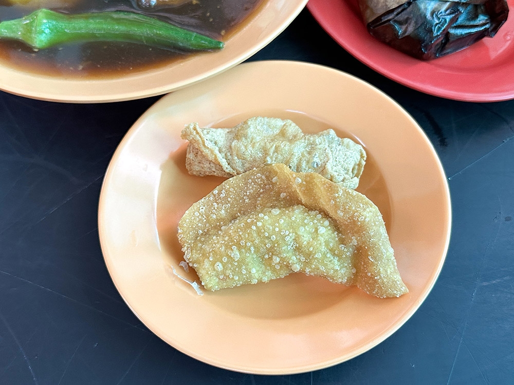 Fried 'yong tau foo' is served separately to keep it crispy.