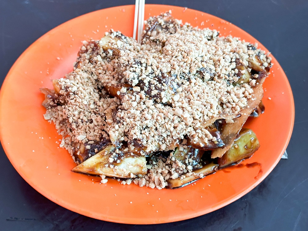 Snack on this fruit and vegetables 'rojak' mixed plate by plate.